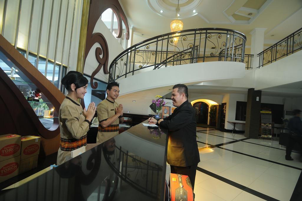 Hotel Swarna Dwipa Палембанг Экстерьер фото